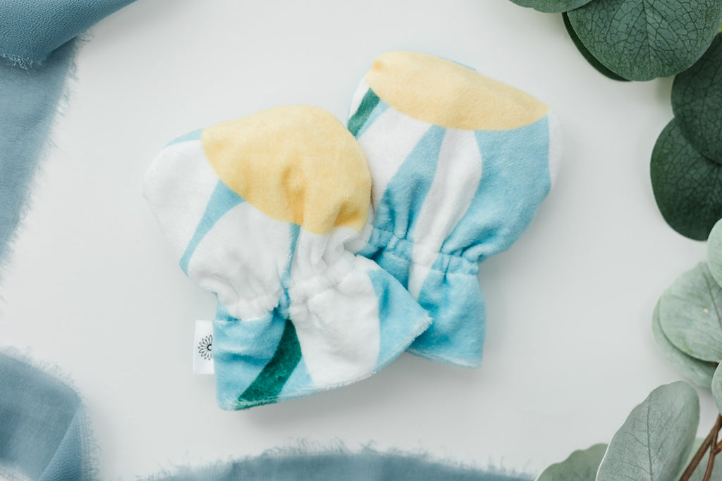 White Daisies Baby Mittens